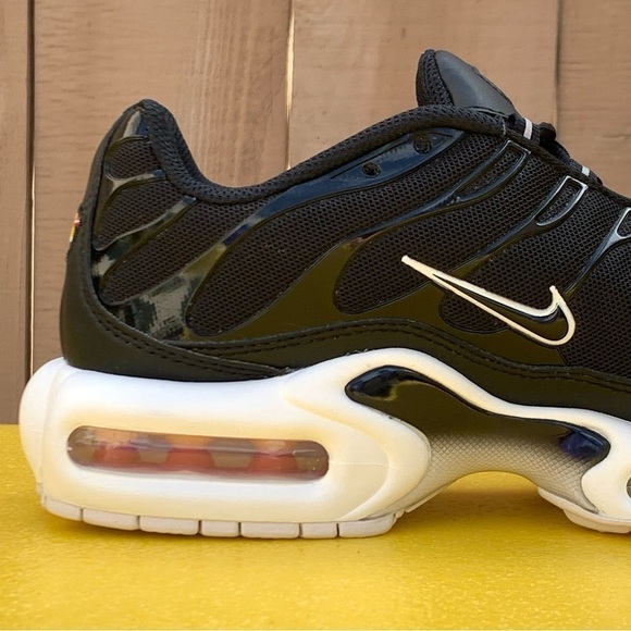 Nike AIR MAX PLUS Women's Running Shoes BLACK WHITE DM2362-001 Size 9 Men's 7.5 - Picture 6 of 16